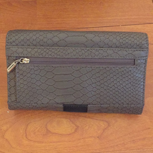 Guess Purse with matching wallet. - Picture 4 of 8